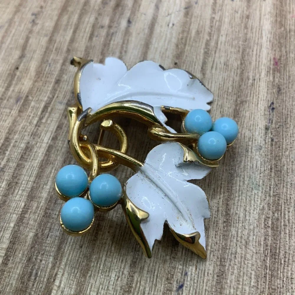 Sarah Coventry Vintage Gold Metal White Enamel Maple Leaf Brooch
